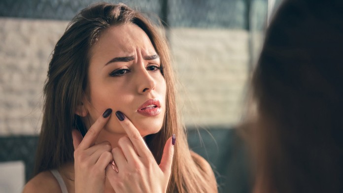 Obeť leží úplne prikrytá na koľajniciach medzi dvoma vozňami.