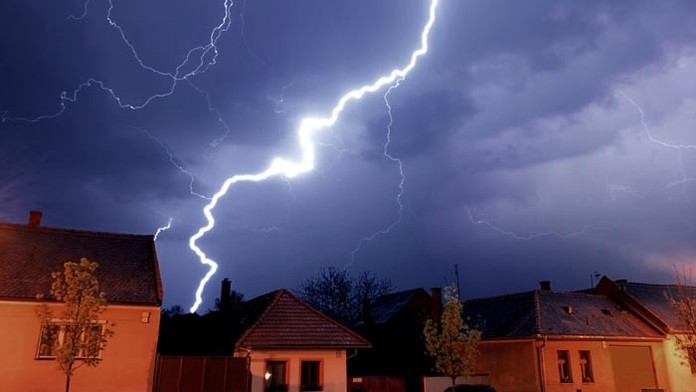 Nočná búrka v Topoľčiankach (archívna snímka)