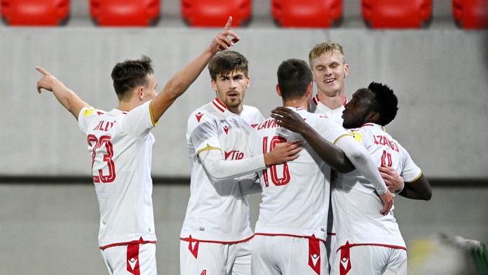 Hráči Trenčína oslavujú gól proti Michalovciam.