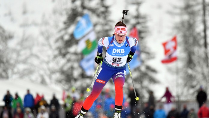 Biatlonistka Lisa Theresa Hauserová v šprinte v Hochfilzene.