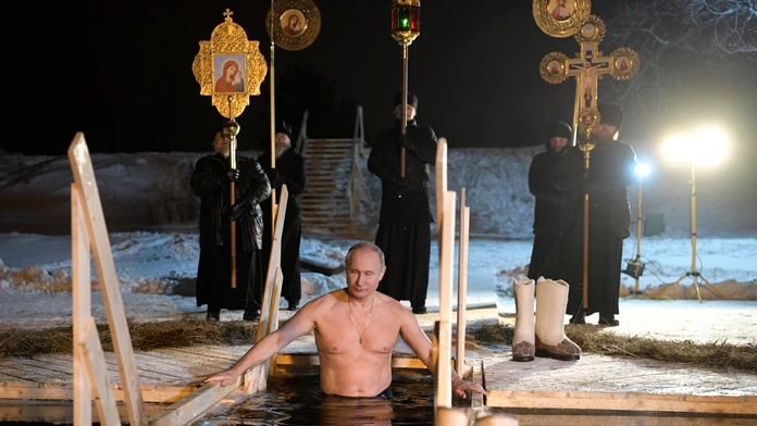 Ruský prezident sa do vody pri tejto príležitosti ponoril pred novinármi prvýkrát. 