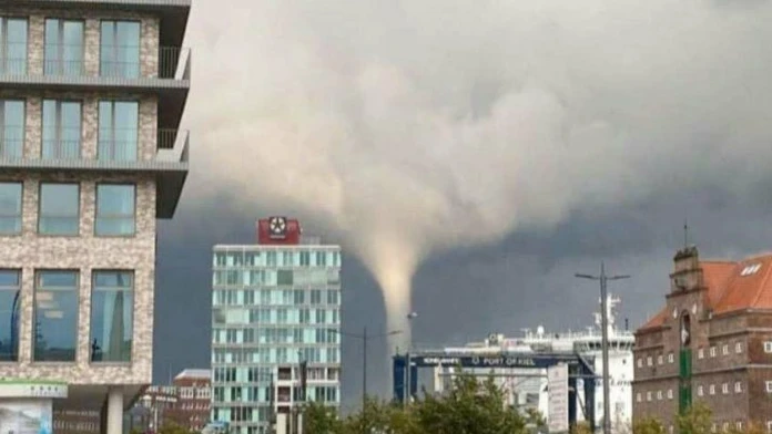 Na videosnímke tornádo vyčíňa v nemeckom meste Kiel.