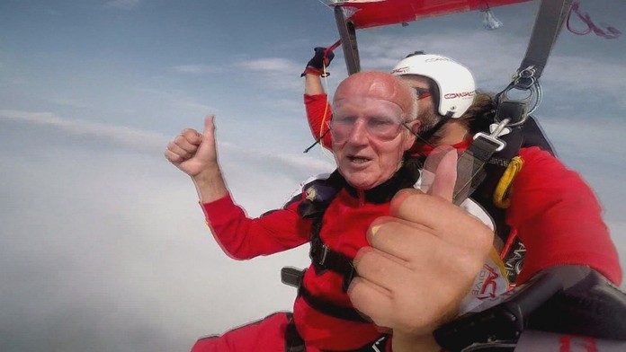 Dôchodca zo Spiša si v 82 rokoch tajne skočil s padákom.