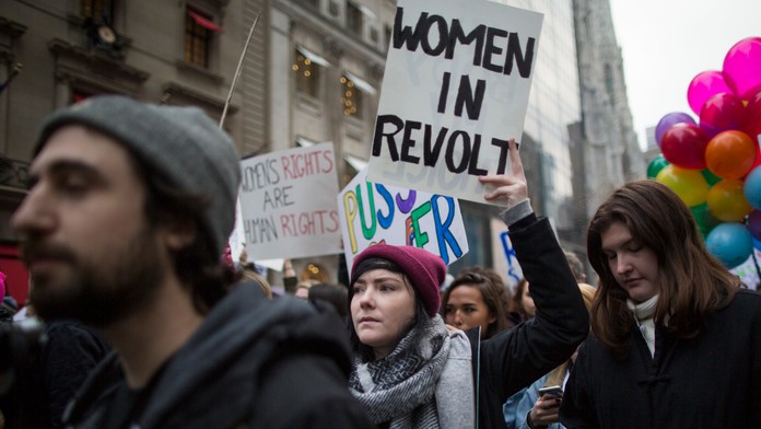 Pochod žien na protestnej akcii v New Yorku.