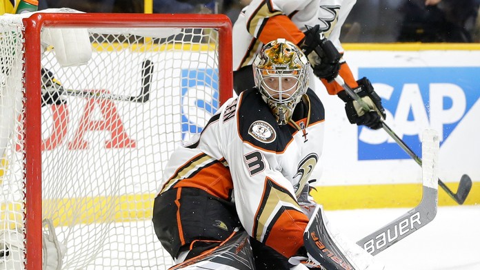 Brankár Ducks Federik Andersen vyráža strelu vo štvrtom zápase štvrťfinále Západnej konferencie Anaheim Ducks - Nashville Predat