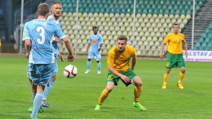 Branislav Niňaj (Slovan) odkopáva loptu pred Michalom Škvarkom (Žilina).