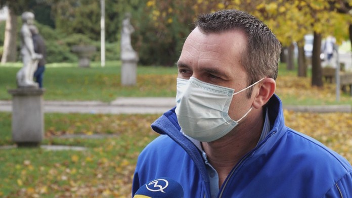 Marek Krajčí(OĽaNO) počas tlačovej konferencie k aktuálnej pandemicej situácii.