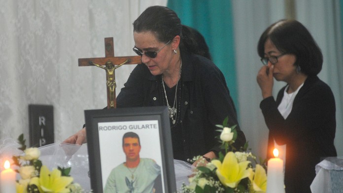 Sesternica Rodriga Gularteho sa dotýka truhly počas pohrebu