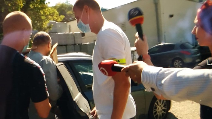 Zadržaných vyšetrovateľov vypočúvajú na Krajskej prokuratúre v Bratislave.