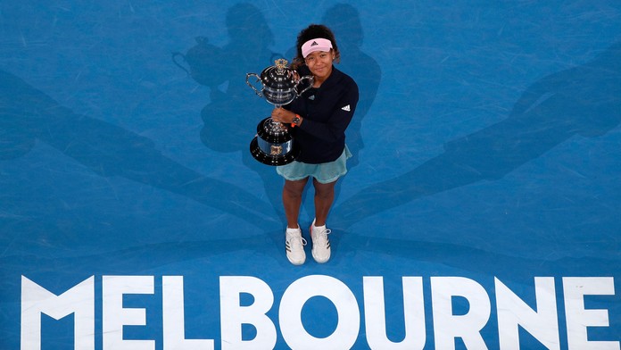 Tenistka Naomi Osaková oslavuuje triumf vo finále na Australian Open.