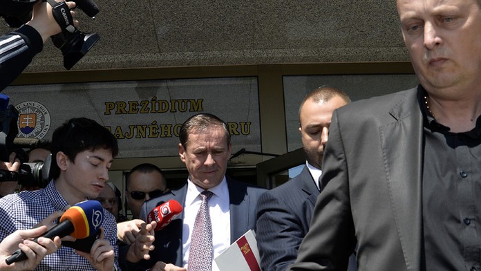 Juraj Široký odchádza po výsluchu z budovy Prezídia Policajného zboru SR.