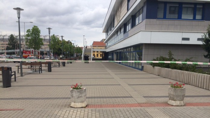 Pohľad na evakuovanú železničnú stanicu v Trnave s policajnými páskami.
