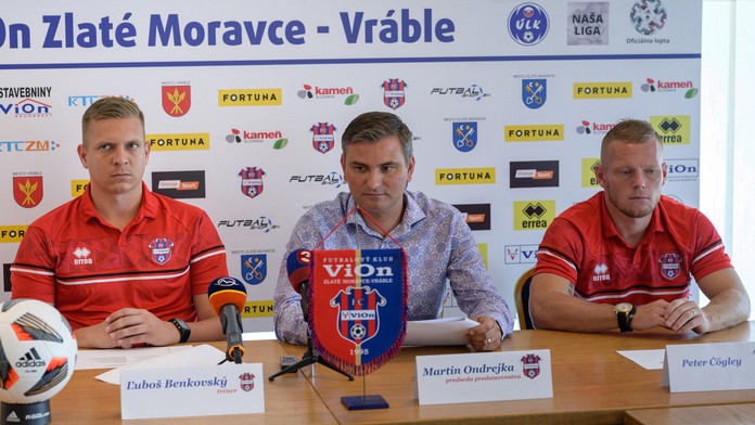 Zľava tréner Moraviec Ľuboš Benkovský, predseda predstavenstva Martin Ondrejka a Peter Čögley.