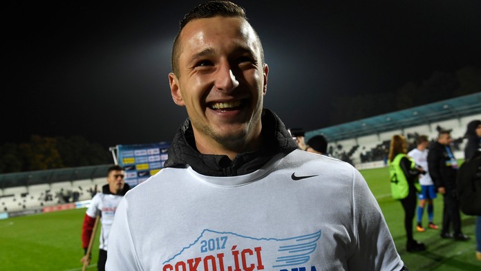 Adam Zreľák s tričkom Sokolíci letia do Poľska.