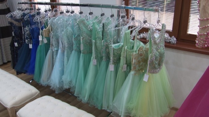 IN je pistáciová farba.