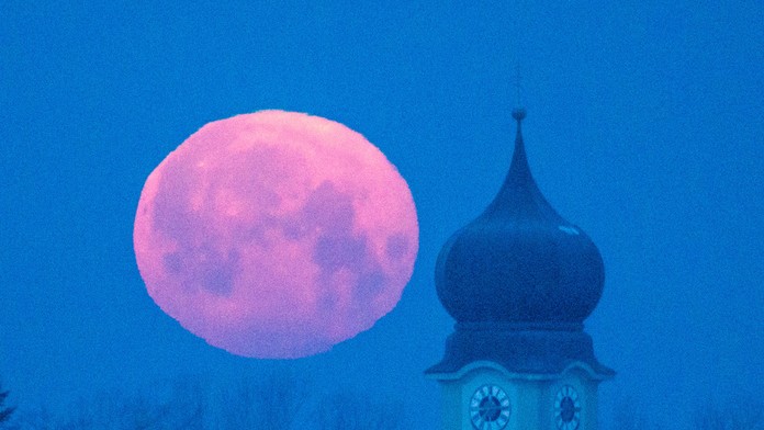 Ranný mesiac po splne za farským kostolom  Schoenach neďaleko Regensburgu v južnom Nemecku. 4. februára