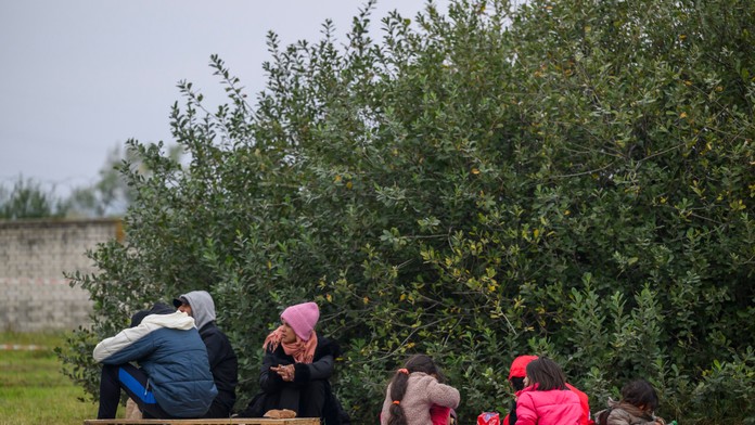 Nešťastný incident v Česku. Policajný pes počas zásahu proti migrantom pohrýzol do tváre dievča (4)