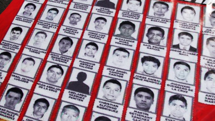 V Mexiku zmizlo 43 študentov. Podľa prokuratúry ich odovzdali drogovému gangu, ktorý ich zavraždil a ich telá spálil.