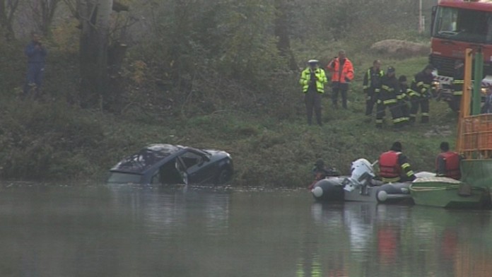 Auto skončilo vo Váhu, sedeli v ňom tri ženy.