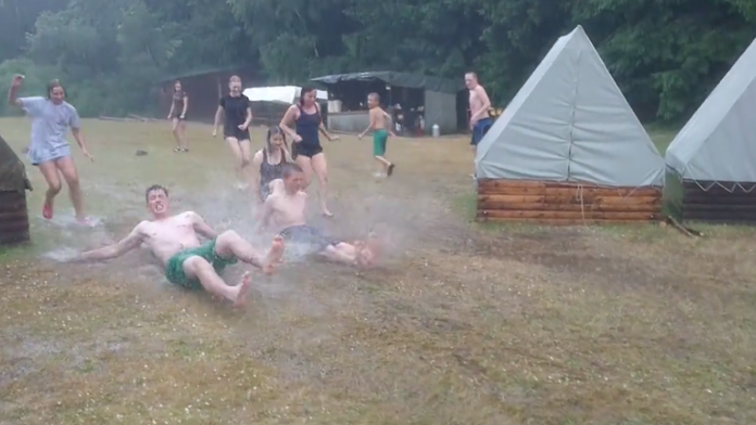 Českí skauti z Domažlic sa zabávajú v blate.