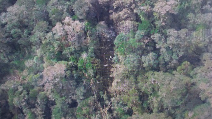 Záchranári objavili vo vraku havarovaného indonézskeho lietadla 32 tiel.