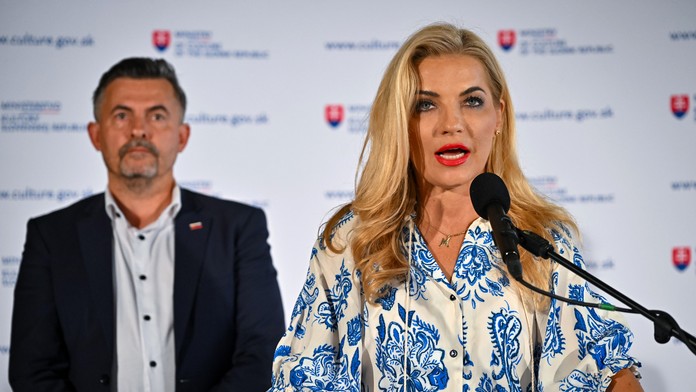 Na snímke generálny tajomník služobného úradu rezortu kultúry Lukáš Machala a ministerka kultúry Martina Šimkovičová. 