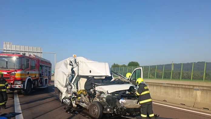 FOTO: Vážna nehoda na D1 pri Považskej Bystrici. Polícia uviedla pravdepodobnú príčinu zrážky