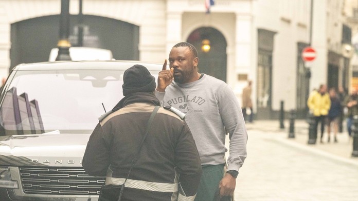 VIDEO: Kuriér po slovnej prestrelke sotil do slávneho boxera. Ten ho jediným úderom zložil k zemi
