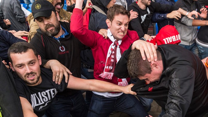 Fanúšikovia Liverpoolu a Sevilly sa pobili pred začiatkom finálového zápasu.