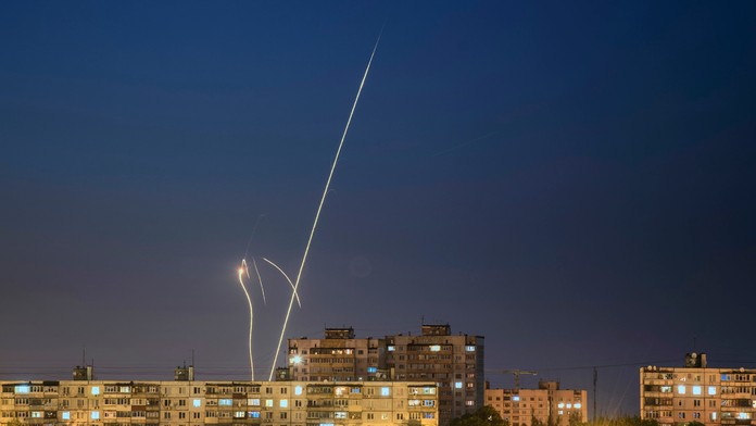 Ruské rakety na oblohe.