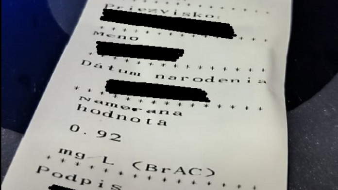 Na snímke výsledok dychovej skúšky, pri ktorom žena nafúkala takmer dve promile.