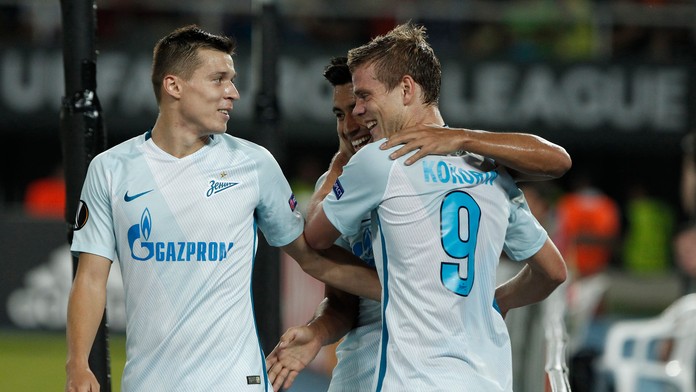 Aleksandr Kokorin (vpravo) prijíma gratulácie od spoluhráčov zo Zenitu v dueli EL proti Vardaru Skopje.