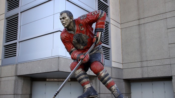 Socha Stana Mikitu pred United Centre v Chicagu.