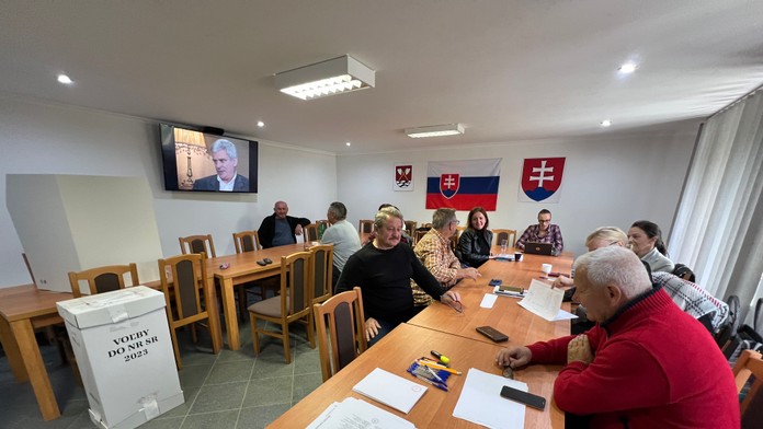 Na snímke členovia okrskovej volebnej komisie v obci Havranec.