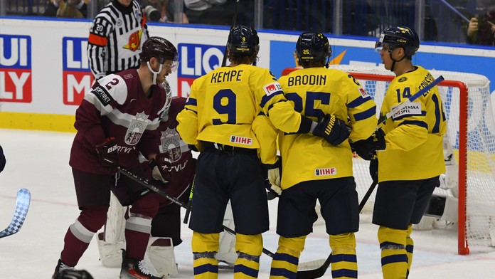 Na snímke radosť Švédov po góle