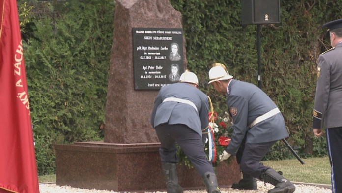 Tragicky zosnulým hasičom odhalili na prešovskej hasičskej stanici pamätník.