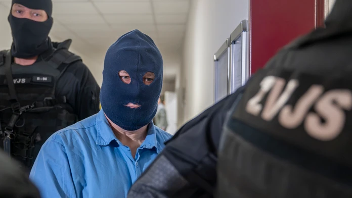 Na snímke kľúčový svedok Zoltán Andruskó prichádza v sprievode príslušníkov Zboru väzenskej a justičnej stráže na súdne pojednávanie v kauze objednávky vraždy novinára Jána Kuciaka.