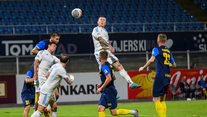 Slovan v dlhom oslabení vybojoval v Slovinsku remízu. Pred odvetou je všetko otvorené