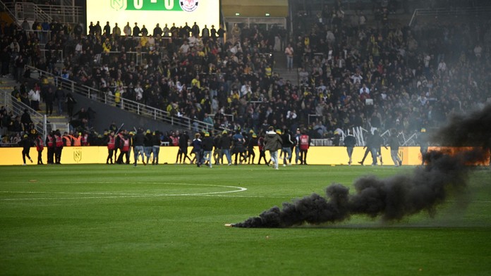 VIDEO: Besnenie fanúšikov vo Francúzsku. Nespokojný dav vtrhol priamo na trávnik, zápas nedohrali