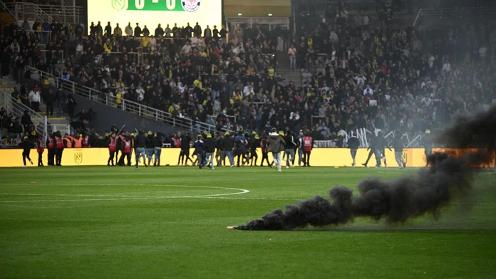 VIDEO: Besnenie fanúšikov vo Francúzsku. Nespokojný dav vtrhol priamo na trávnik, zápas nedohrali