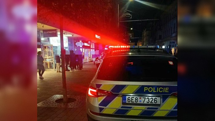 Muži stáli a nakrúcali, ona konala. Zlodeja, ktorý chcel vykradnúť zlatníctvo, spacifikovala tínedžerka