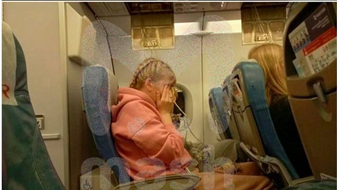 Let sa po prudkom poklese lietadla zmenil na nočnú moru. Letuška plakala, cestujúci napísal správu na rozlúčku