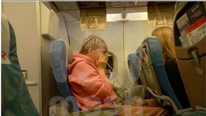Let sa po prudkom poklese lietadla zmenil na nočnú moru. Letuška plakala, cestujúci napísal správu na rozlúčku