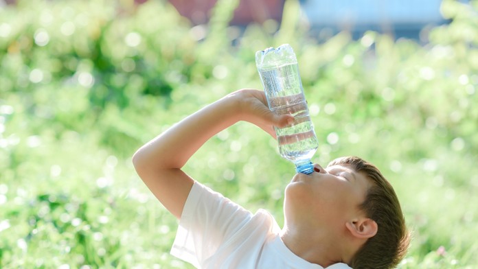 Chlapec pije vodu.
