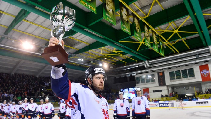Kapitán reprezentácie Andrej Meszároš pózuje s víťazným pohárom po obhajobe prvenstva na turnaji Slovakia Cup.