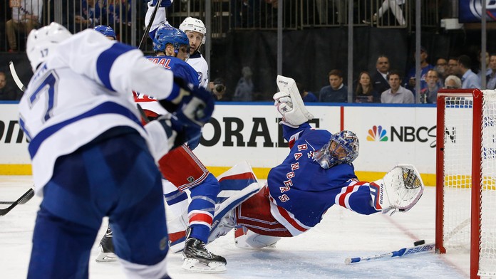 Útočník Tampy Alex Killorn strieľa gól brankárovi Rangers Henrikovi Lundqvistovi.