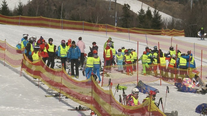 Telesná výchova áno, lyžiarske výcviky a stužkové nie.