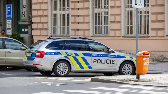 Českí policajti majú plné ruky práce. Stovky škôl dostali výhražný e-mail, že sú zamínované