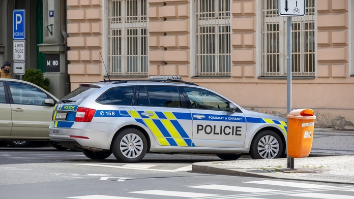 Českí policajti majú plné ruky práce. Stovky škôl dostali výhražný e-mail, že sú zamínované