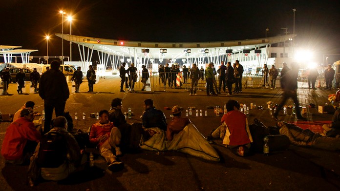 Migranti čakajúci na chorvátsko-slovinskej hranici v Obrežje.